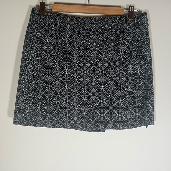 RipSkirt Hawaiian wrap-around mini skirt sz S black white geometric tiki - Picture 1 of 6